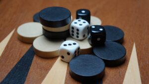 Backgammon pelilaudan alkuvalmistelut
