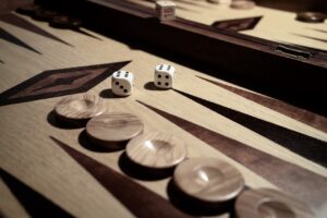Backgammon pelin aloitusheitot