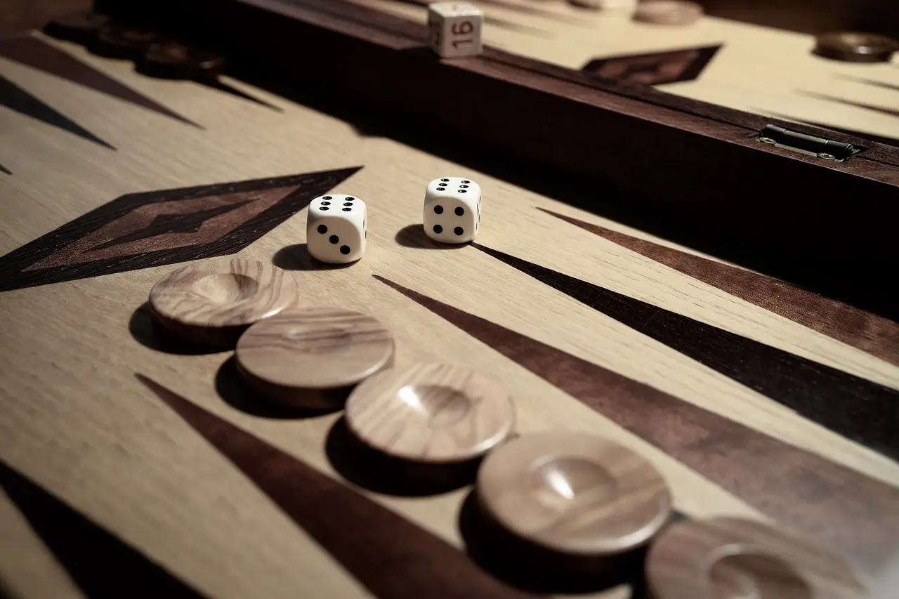 Backgammon pelin aloitusheitot