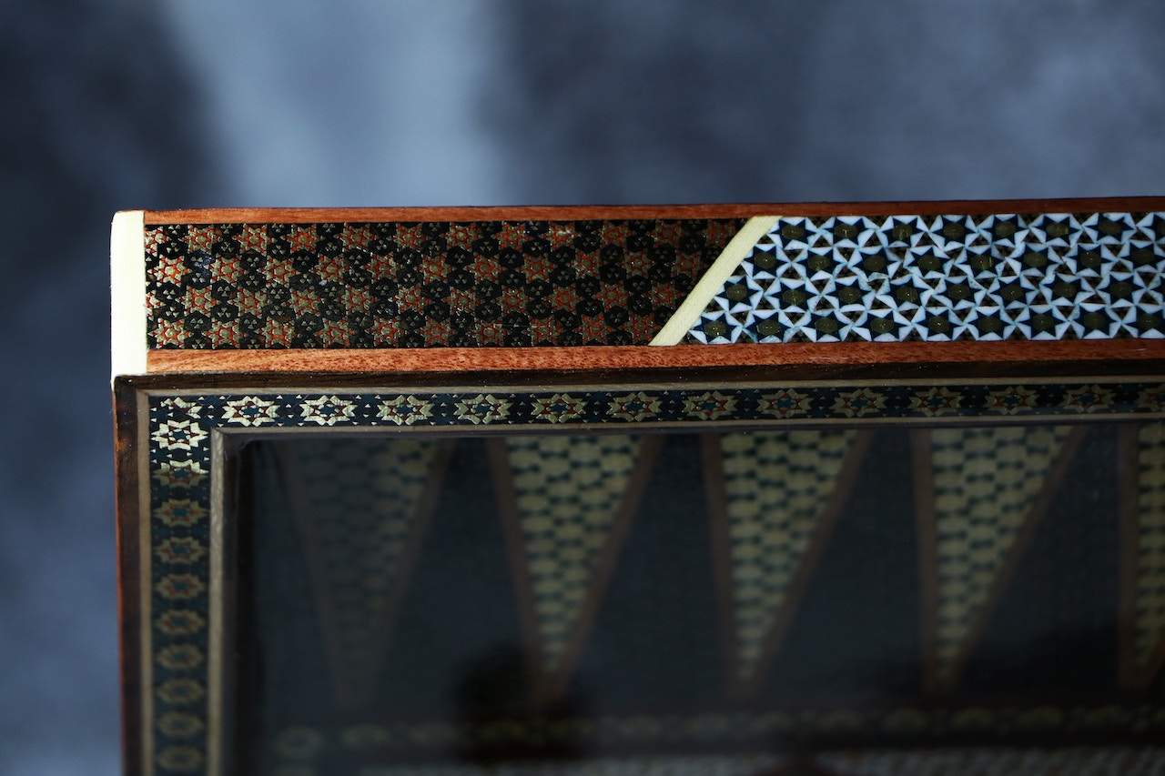 Nappuloiden syönti Backgammonissa